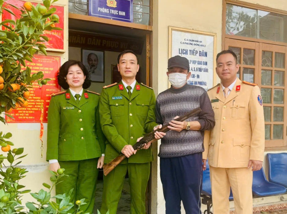 Phòng Cảnh sát giao thông: Vận động nhân dân giao nộp súng hoa cải